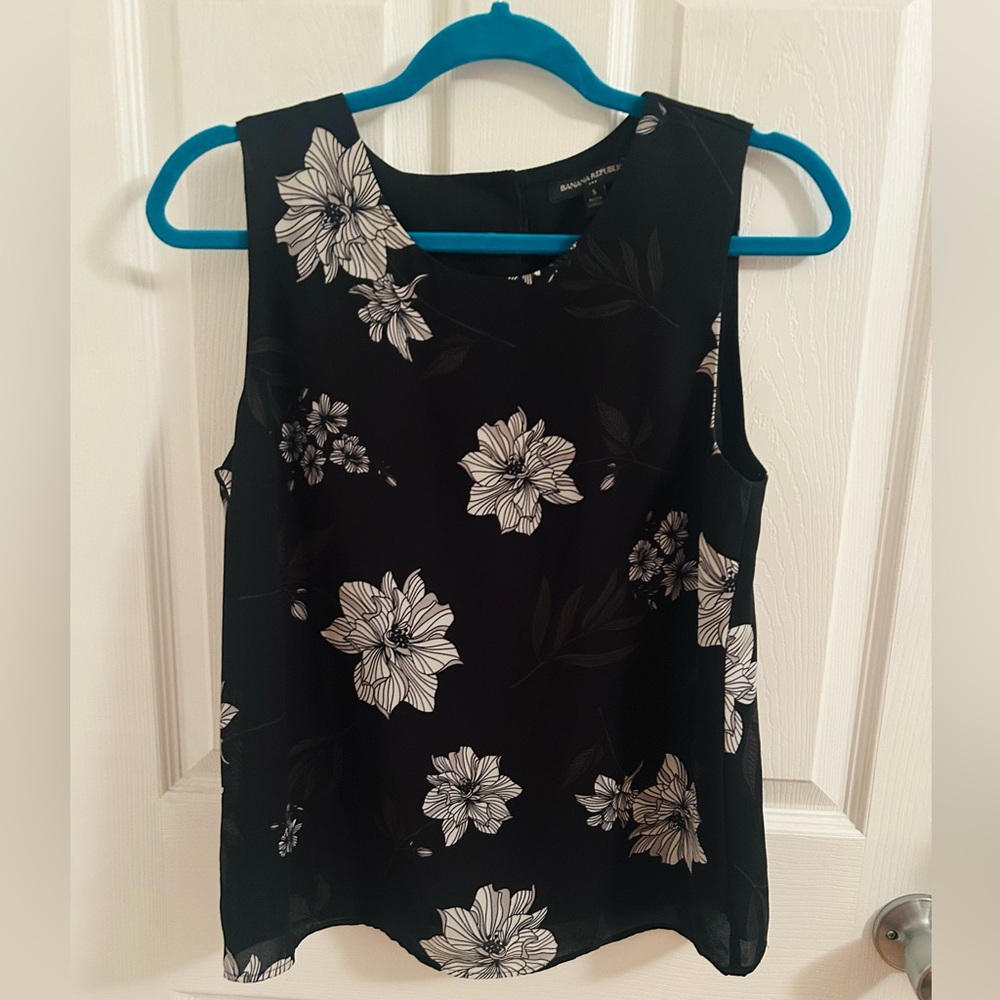 Banana republic sleeveless blouse. Button down back.